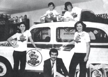 Equipo de Costa Coffee junto a uno de sus primeros vehículos